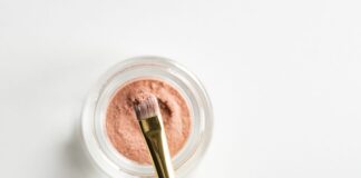 make up z rozświetlaczem