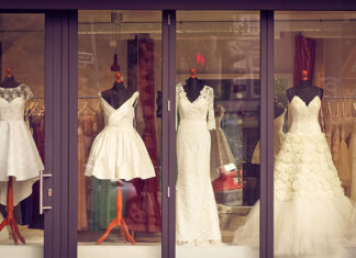 Modne wzory sukienek na wesele — jakie motywy są w twoim typie