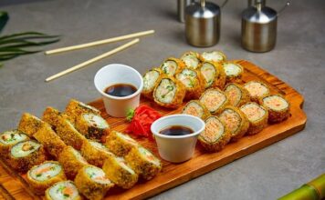 Czy Japończycy jedzą sushi pałeczkami?