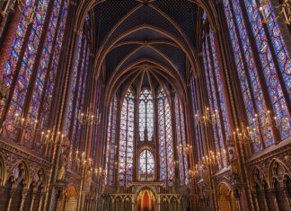 Ile Żyrandoli w salonie?