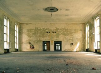 Jak wykończyć sufit w salonie?