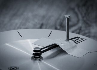 Czym przykleić panele do ściany?