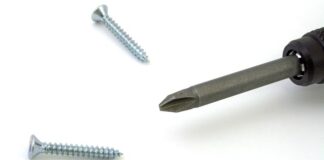 Jak odkręcić śrubę która jest bardzo mocno przykręcona? Jak odkręcić śrubę która jest bardzo mocno przykręcona?