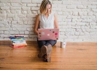 Czym wykończyć podłogę przy ścianie?