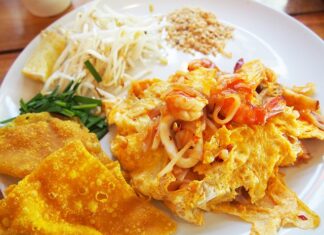 Jak się je pad thai?