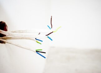 Jak zamontować gniazdko w panelu tapicerowanym?